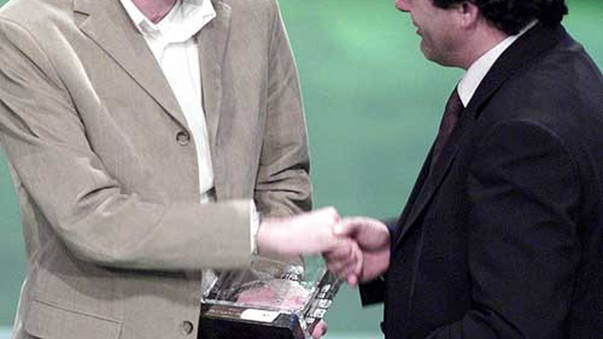 2000: Frankreich wird Europameister - und Zinedine Zidane wird im gleichen Atemzug zum zweiten Mal zum Weltfußballer gewählt. Landsmann Michel Platini (r.) ist stolz