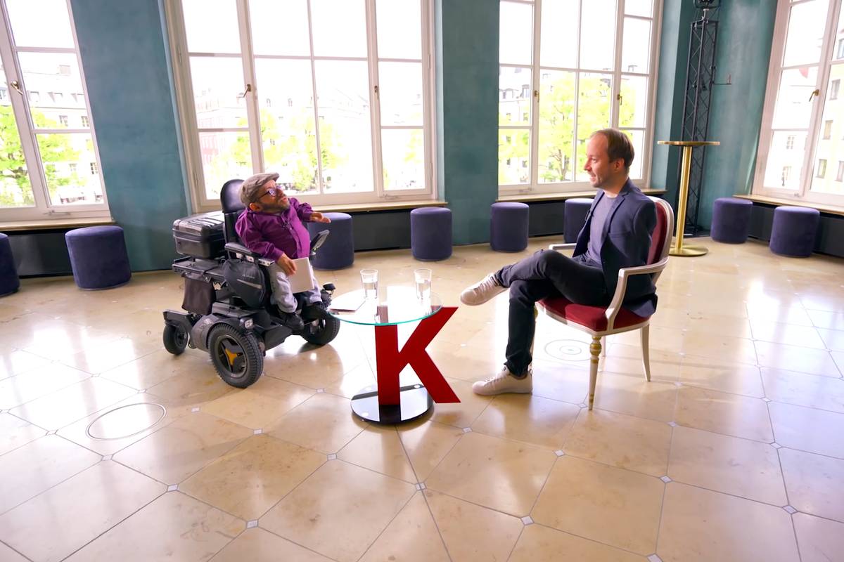 In dieser Folge Krauthausen face to face trifft Raúl Krauthausen den Hornisten Felix Klieser. Zusammen sprechen die beiden über den Werdegang von Klieser und wie er schon als Kind den Wunsch in sich trug, Horn zu spielen. Der außergewöhnliche Künstler stellt seinen Werdegang vonm Schulorchester, über die Zeit als 13 jähriger Jugendstudent bis hin zu seiner Zeit als Profimusiker.