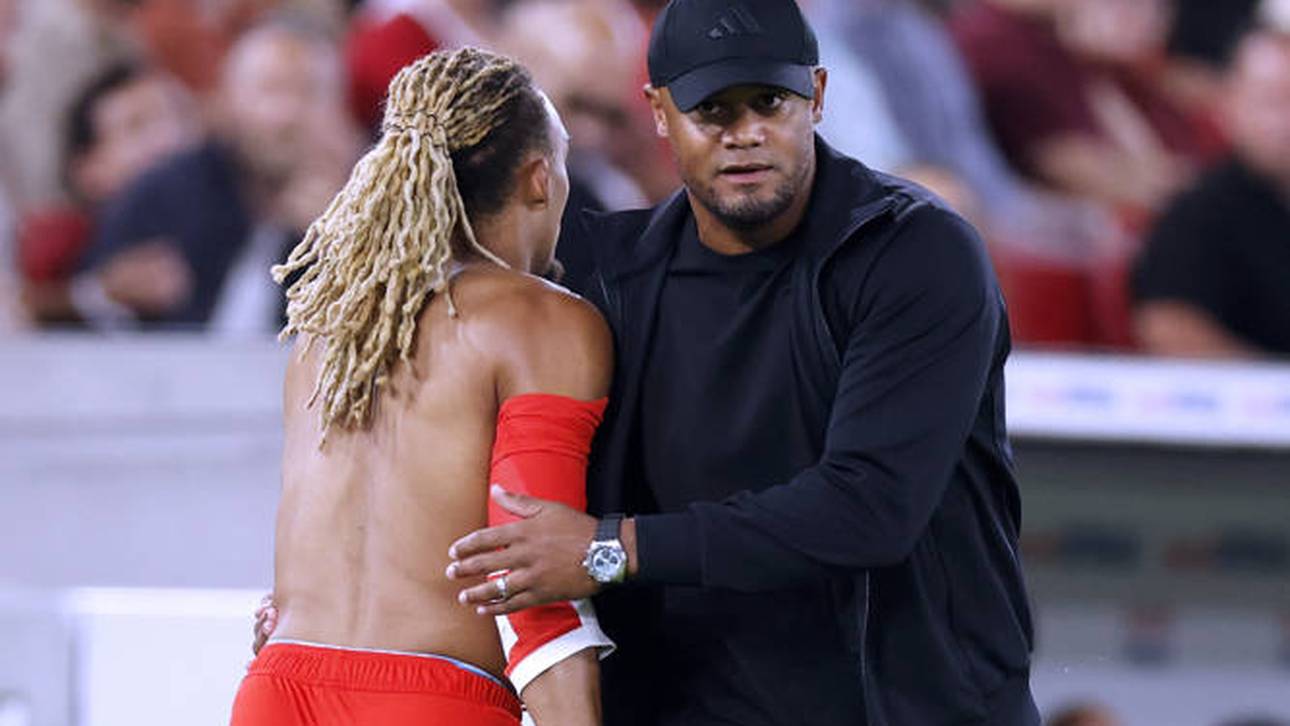 Vincent Kompany (r.) klatscht mit Sacha Boey ab