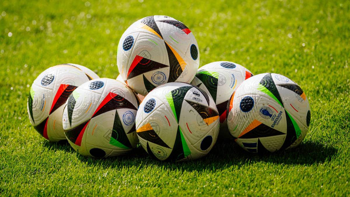 "Fußballliebe" ist der Name des offiziellen Balls bei der EM 2024. Seit 1970 werden die Spielbälle der Welt- und Europameisterschaften von Adidas hergestellt. 