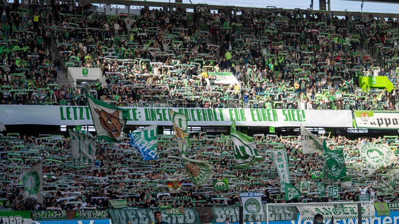 Fans vom VfL Wolfsburg mit klarer Botschaft vor dem Bundesligaspiel gegen den HSV 