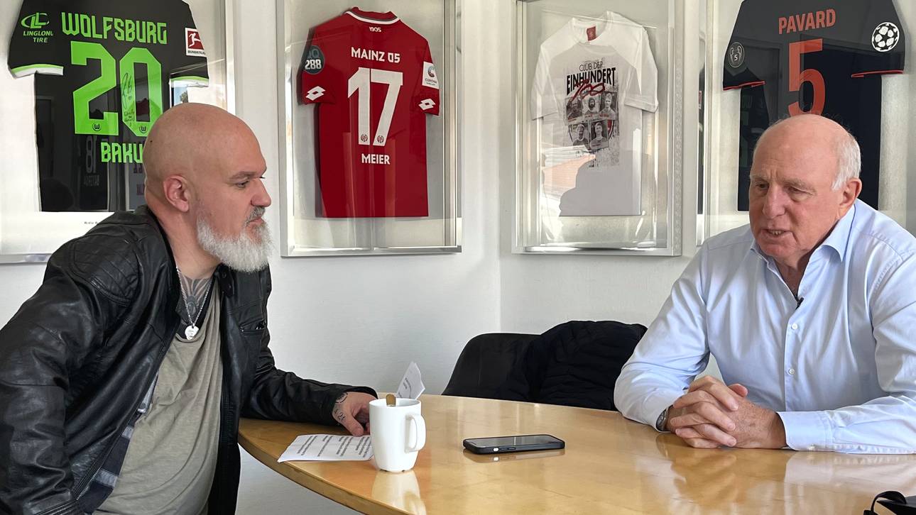 SPORT1-Redakteur Reinhard Franke (l.) im Gespräch mit Dieter Hoeneß (r.)