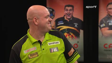Michael van Gerwen zeigt sich beim Grand Slam of Darts weiterhin in Bestform.  Gegen John Henderson zaubert er ein irres Finish auf das Brett. 