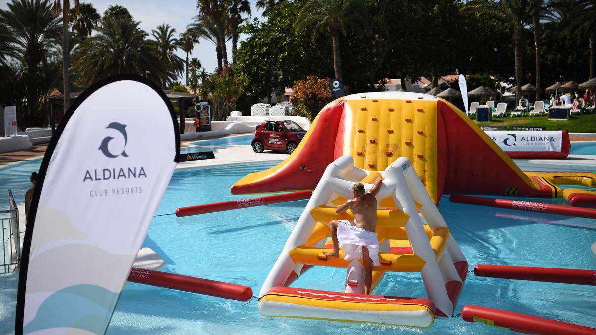 Bei der Challenge des ersten Tages müssen Deutschlands Spitzensportler einen Pool-Parcours bezwingen und zu wahren Wasser-Ninjas werden