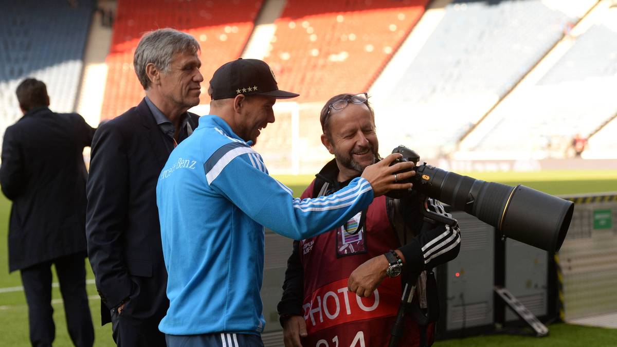 Das beweist auch Lukas Podolski, der den anwesenden Fotografen kurzerhand eine Nachhilfestunde gibt. SPORT1 zeigt die Bilder des Spiels