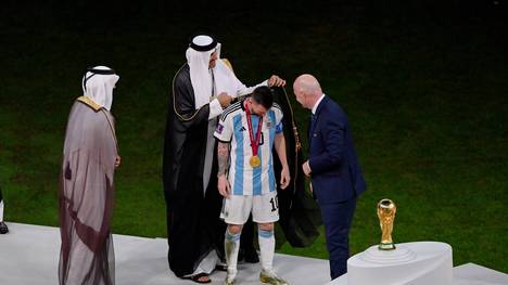 Kurz bevor Lionel Messi den WM-Pokal entgegennehmen wollte, wurde ihm schwarzen Umhang übergezogen. Die Kritik daran führte in der arabischen Internet-Welt zu Irritation.