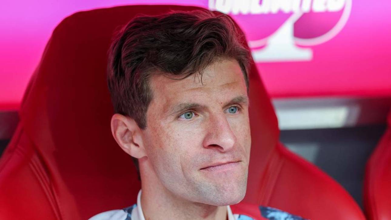Thomas Müller auf der Bank des FC Bayern München