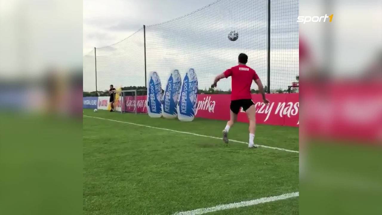 Polen: FC-Bayern-Star Robert Lewandowski mit irrem Kunstschuss