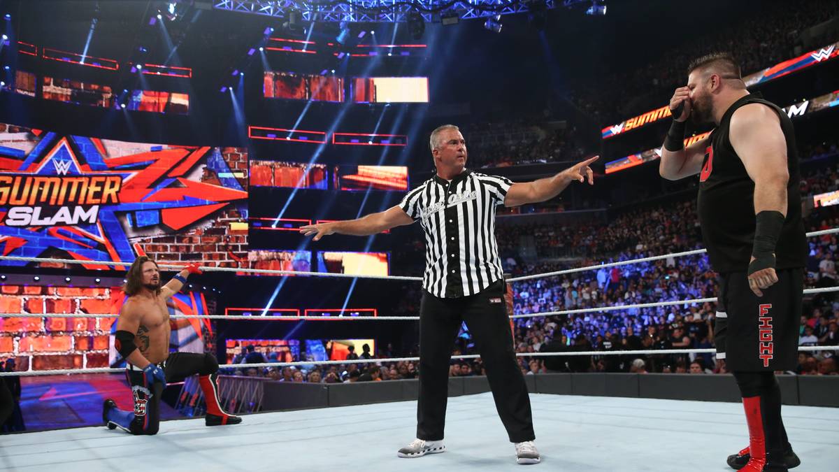 Im US-Title-Match zwischen AJ Styles (l.) und Kevin Owens sorgt Gastringrichter Shane McMahon für Recht und Ordnung
