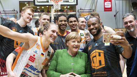 Basketball: Bundeskanzlerin Angela Merkel hat ihr Versprechen aus dem November eingelöst und nun ein Heimspiel der Chemnitz Niners besucht