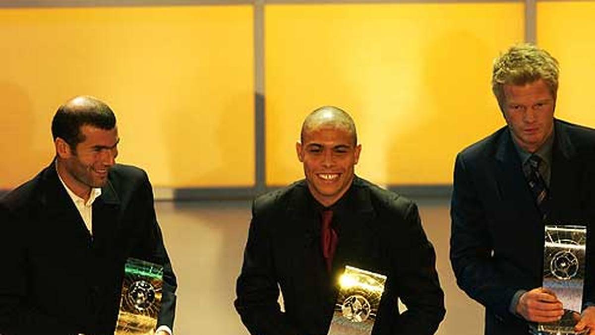 2002: Ronaldo gegen einen deutschen Torhüter - das gab's schon mal. Der brasilianische Stürmer (M.) wird zum dritten Mal zum Weltfußballer gewählt. Es ist der Lohn für seine starken Auftritte bei der WM in Japan und Südkorea, bei der sein Team im Endspiel Deutschland schlägt. Oliver Kahn, im Endspiel zweimal von Ronaldo bezwungen, hat auch bei der Wahl das Nachsehen