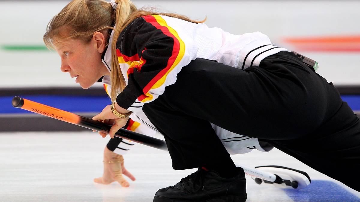 Pech nur, dass in dem Moment die Fernsehkameras auf sie gerichtet sind und alles aufzeichnen. Schöpp sieht sich daher kurz darauf gezwungen, ihre Wortwahl zu relativieren, was ihr aber eher schlecht als recht gelingt: : "Ich habe nur 'Scheiße' gesagt, weil wir im Curling immer verlieren, wenn Maria Riesch gewinnt. Das war reiner Aberglaube. Ich habe überhaupt nichts gegen sie." 