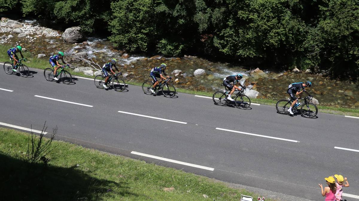 Auf der Abfahrt hinab ins Ziel startet Froome (r.) die entscheidende Attacke. Im atemberaubenden Tempo fährt der Brite Sekunde um Sekunde auf die Konkurrenten heraus