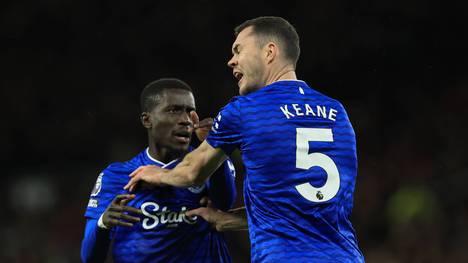 Kuriose Szenen bei Evertons 1:0-Sieg gegen Manchester United: Idrissa Gueye fliegt vom Platz, weil er sich mit Teamkollege Michael Keane "prügelt". Trainer David Moyes gewinnt der Aktion dennoch etwas Positives ab.