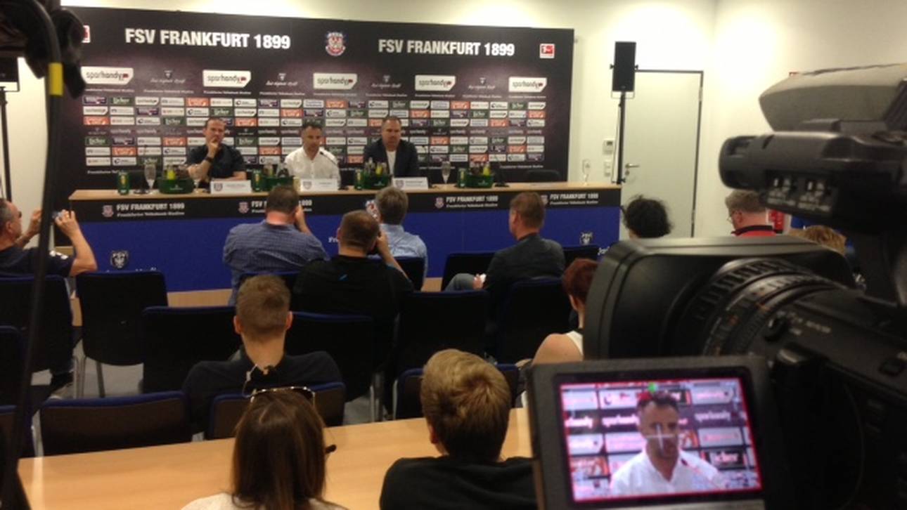 Thomas Oral (M.) bei seiner Vorstellung als Trainer des FSV Frankfurt