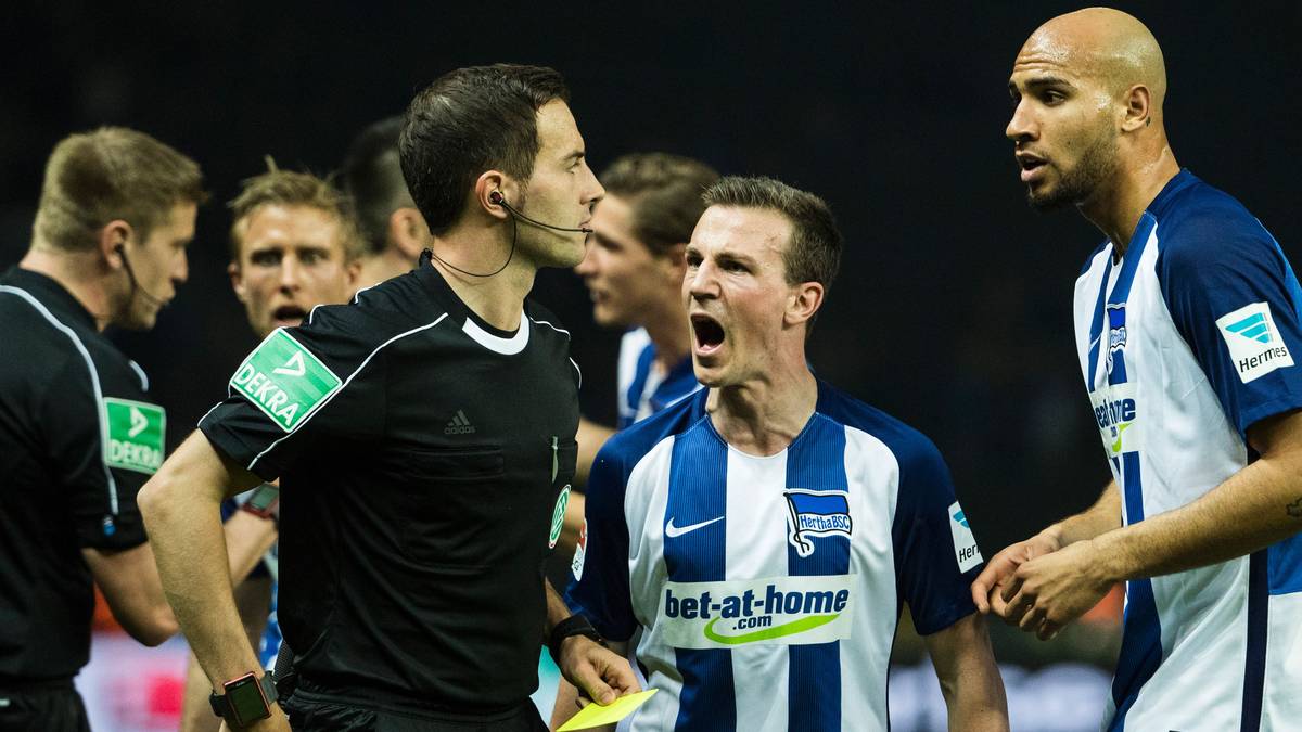 Und es kommt noch viel bitterer für Mittelstädt: Der U20-Nationalspieler sieht in der 59. Minute auch noch Gelb-Rot - da hilft auch aller Protest nichts