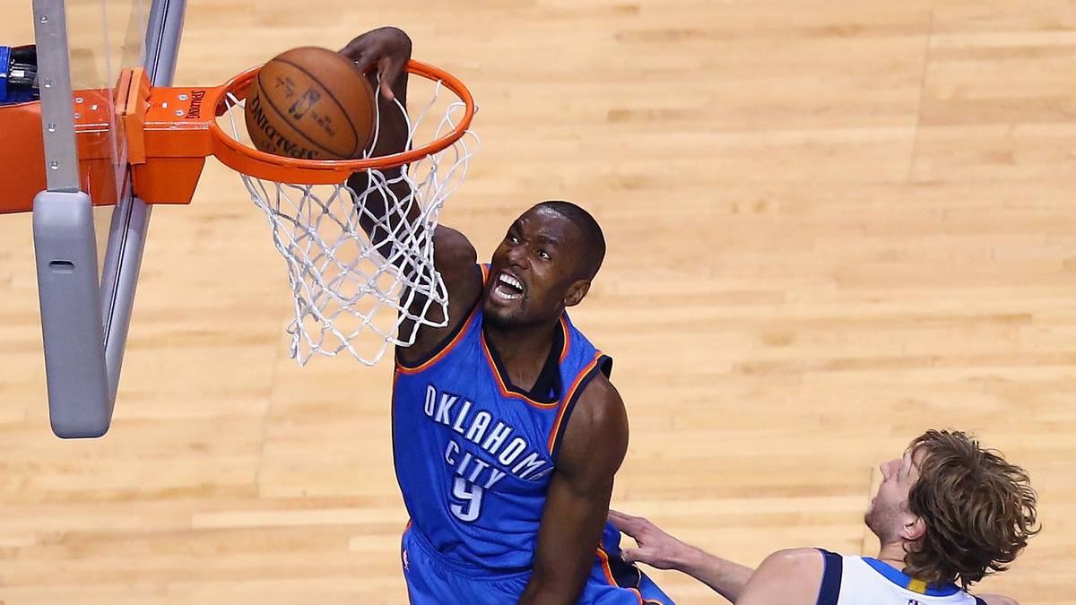 Aber Serge Ibaka lässt sich nicht lang lumpen, tankt sich an Dirk Nowitzki vorbei und lässt es ebenfalls krachen