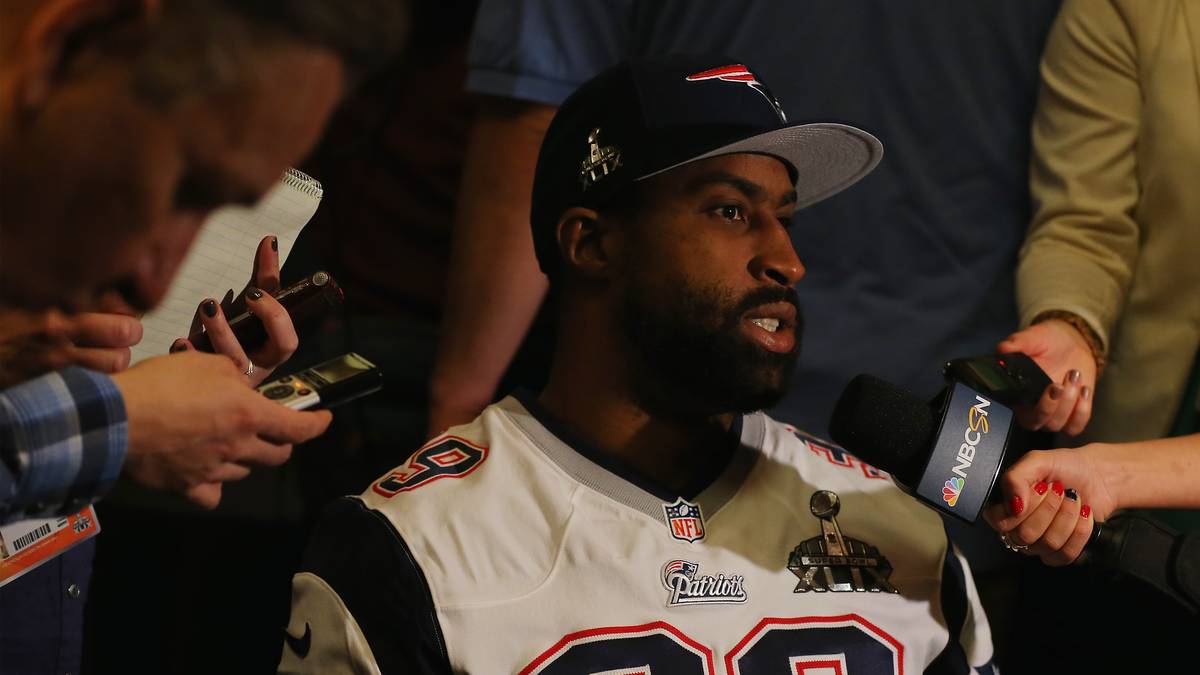 Ex-NFL-Star Brandon Browner muss 2018 wegen versuchten Mordes für acht Jahre hinter Gitter. Der frühere Profi bricht im Juli in die Wohnung seiner Ex-Freundin ein, würgt sie und wickelt sie anschließend in einen Teppich ein. Die beiden Kinder des Opfers sollen zum Zeitpunkt der Tat ebenfalls in der Wohnung sein