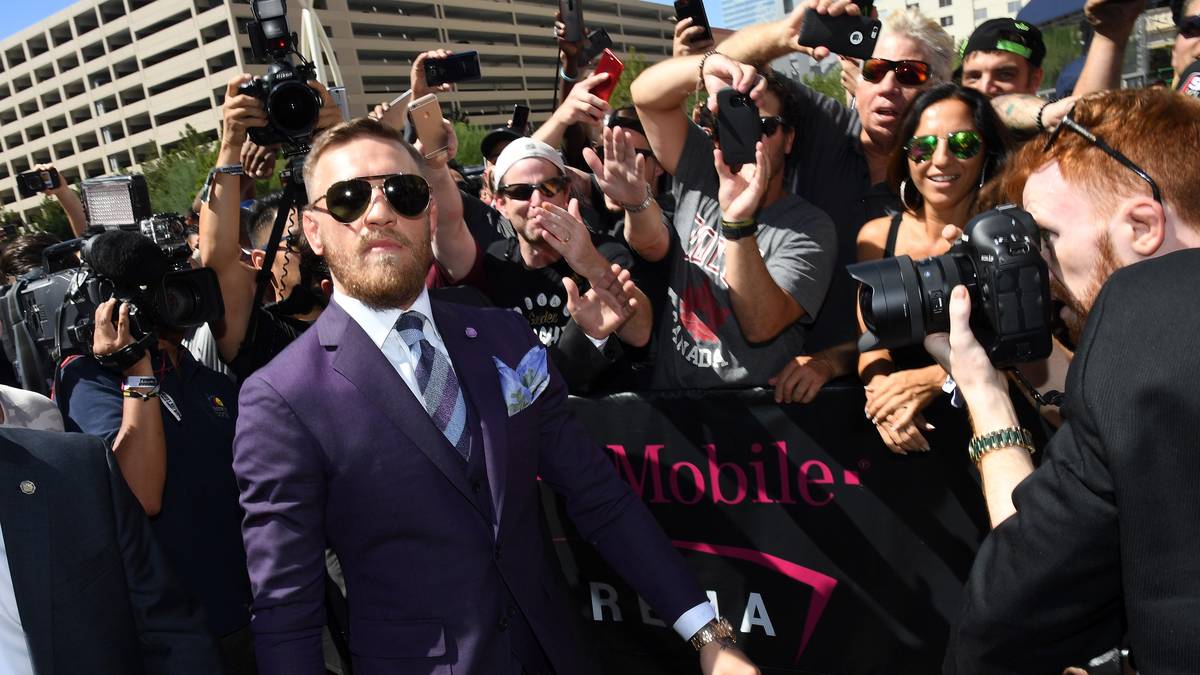 Bei einem weiteren Pressetermin zeigt sich McGregor nicht nur den Journalisten, sondern auch den Fans. Dabei spuckt er große Töne: "Ich bin der neue Gott des Boxsports", tönt er selbstbewusst
