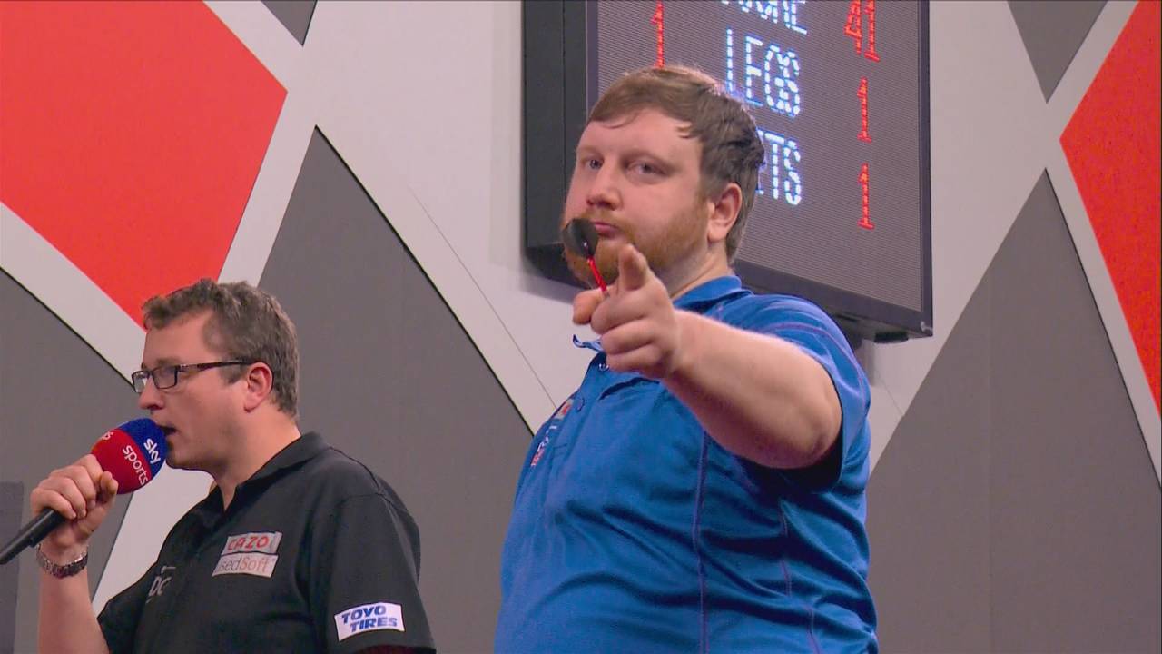 Darts WM 2023: Cameron Menzies schlägt Diogo Portela mit 3:1