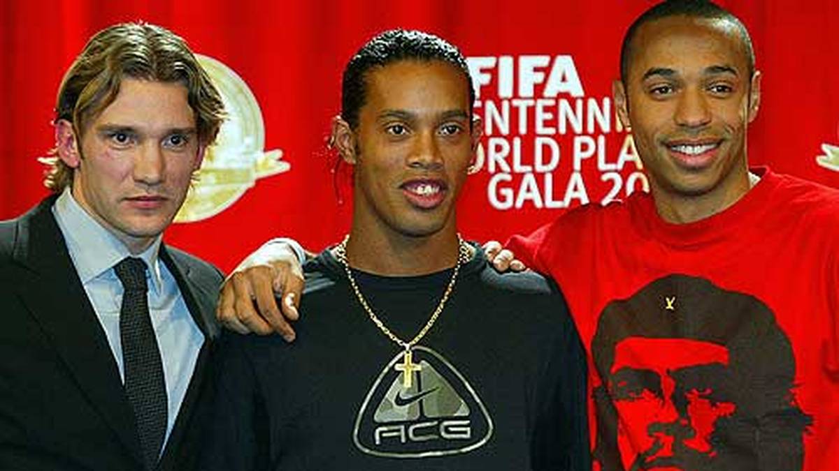 2004: Der Brasilianer Ronaldinho erhält zum ersten Mal den Goldenen Ball als bester Kicker auf diesem Planeten. Flankiert wird er von Andrej Schewtschenko (l.) und Thierry Henry