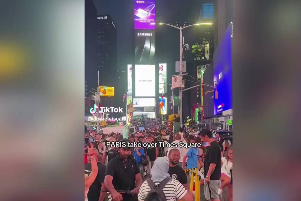 Vor dem Finale der FIFA Klub-WM erobern die Fans von Paris Saint-Germain den Times Square in New York.