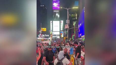 Vor dem Finale der FIFA Klub-WM erobern die Fans von Paris Saint-Germain den Times Square in New York.