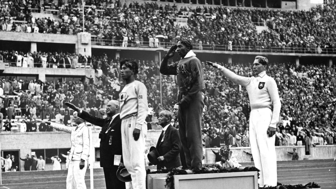 Luz Long (r.) und Jesse Owens mit dem drittplatzierten Japaner Tajima Naoto