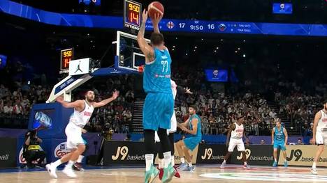Angeführt vom erneut starken Luka Doncic macht Slowenien bei der Basketball-WM einen weiteren Schritt Richtung Zwischenrunde. Der NBA-Star glänzt als Vorbereiter ebenso wie als Vollstrecker.
