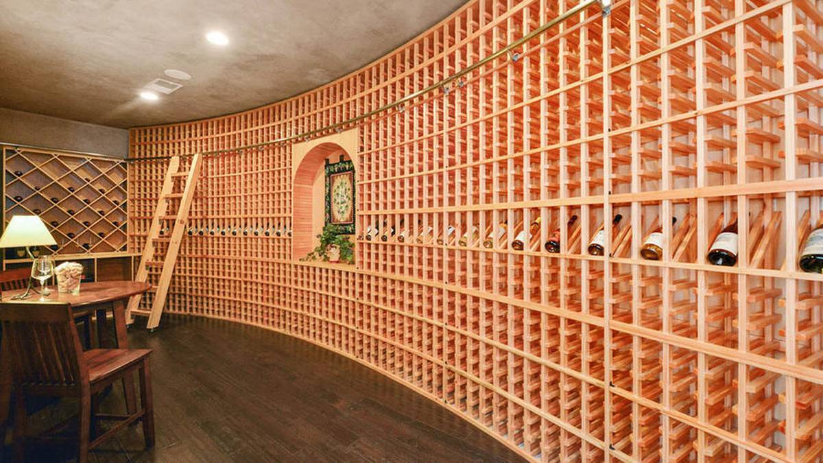 Auch wenn sich der Point Guard der Golden State Warriors mit Alkohol während der Saison zurückhalten muss, gibt es in der Villa einen Weinkeller