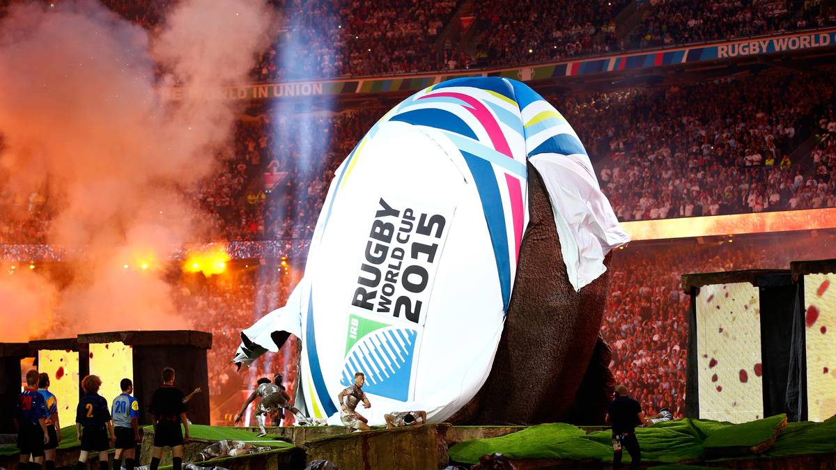 Und ein überdimensionaler Ball macht klar, worum es geht: Die Rugby-Welt schaut auf England