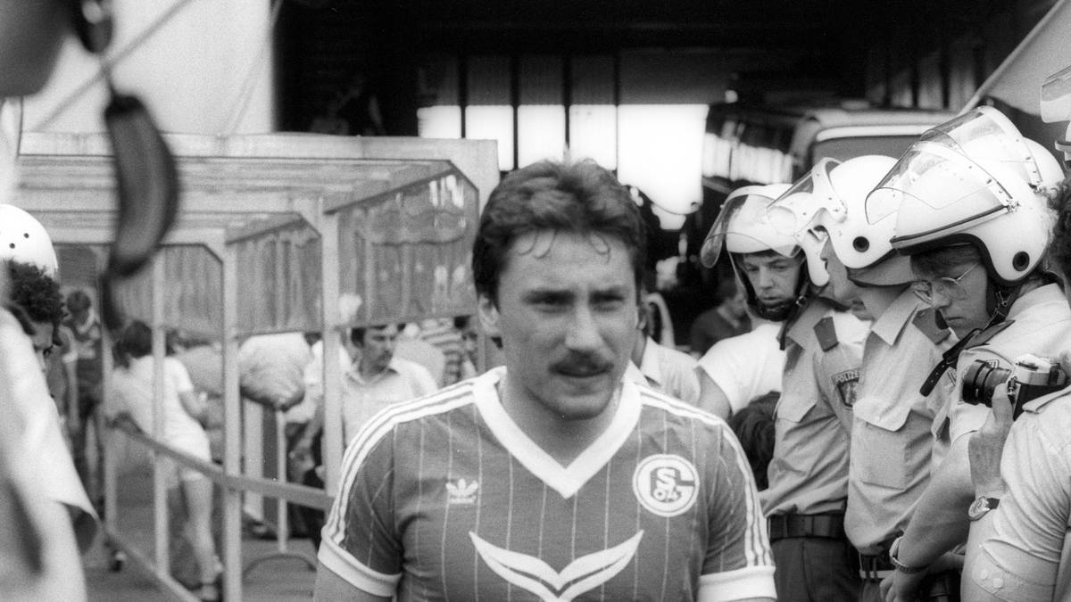 WOLFRAM WUTTKE: Im Alter von 17 Jahren und 10 Monaten feierte der offensive Mittelfeldspieler beim 3:0-Sieg über Werder Bremen in der Saison 1979/80 sein Debüt für S04. Weitere Stationen im deutschen Oberhaus waren Borussia Mönchengladbach, der Hamburger SV und der 1.FC Kaiserslautern