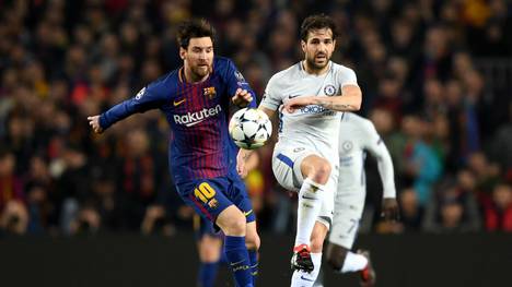 BARCELONA, SPAIN - MARCH 14:  Lionel Messi of Barcelona battles for possesion with Cesc Fabregas of Chelsea during the UEFA Champions League Round of 16 Second Leg match FC Barcelona and Chelsea FC at Camp Nou on March 14, 2018 in Barcelona, Spain.  (Photo by Shaun Botterill/Getty Images)