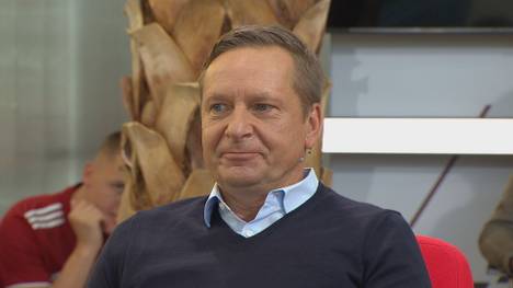 Der VAR steht auch nach fünf Jahren immer noch in der Kritik. Auch im STAHLWERK Doppelpass ist man sich einig, dass es eine Veränderung des vierten Offiziellen geben muss. 