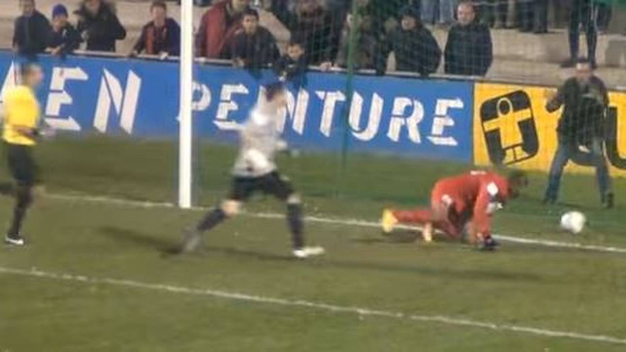 Stürmer provoziert mit Liege-Kopfball