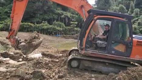 Glück hat der, der seine Quarantäne-Zeit auf einer Farm verbringen darf. So geht es Le-Mans-Sieger Earl Bamber, der gemeinsam mit Bruder Will dem Vater in Neuseeland zur Hand geht.