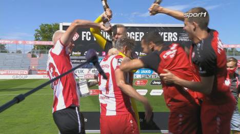 Würzburg kehrt in die zweite Liga zurück: Durch einen Elfmeter zum Ausgleich in der Nachspielzeit gegen Halle holen sich die Kickers in letzter Minute den entscheidenden Punkt.