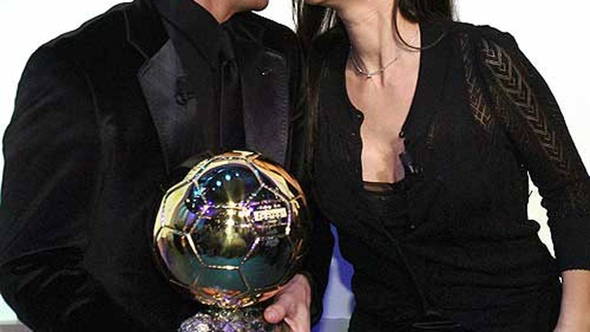 2006: Fabio Cannavaro führt Italien zum WM-Titel und wird als erster Abwehrspieler überhaupt zum Weltfußballer gewählt. Selbst Schauspielerin Monica Bellucci schmilzt dahin