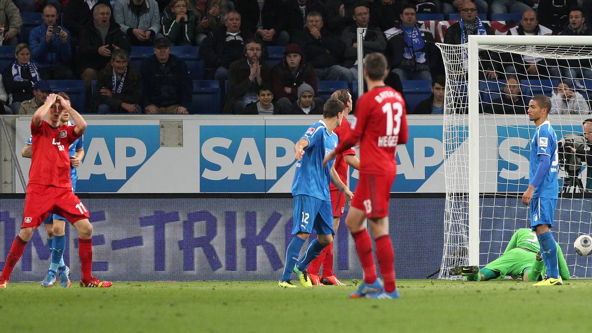 Nach seinem Kopfball hadert Kießling zunächst mit sich, bevor er realisiert, dass auf Tor entschieden wurde. Hoffenheim legt Einspruch gegen die Wertung des Spiels ein, der allerdings abgelehnt wird