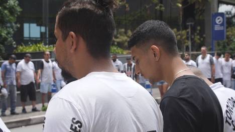 Bewegende Szenen vor dem Albert-Einstein-Krankenhaus in Sao Paolo. Dort haben sich Fans des FC Santos versammelt. 