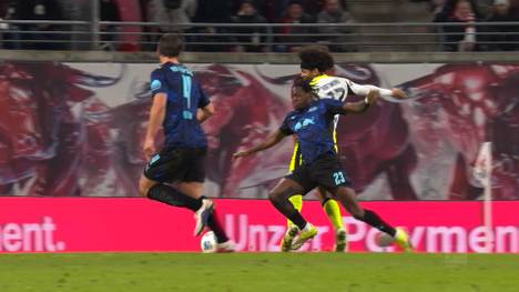 Beim Spiel zwischen RB Leipzig und Borussia Dortmund kommt es im Strafraum der Leipziger zu einem Zweikampf zwischen Karim Adeyemi und Castello Lukeba - hätte der BVB dafür einen Elfmeter bekommen sollen?