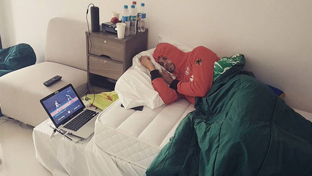 Der deutsche Hockey-Kapitän Moritz Fürste demonstriert ungewollt, wie anstrengend Olympische Spiele sein können