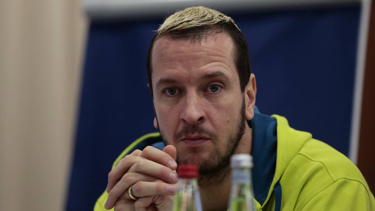 Hens verabschiedet sich emotional