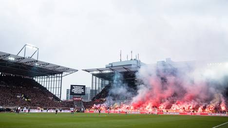 Fans von St. Pauli hüllen ihren Block beim Derby gegen den Hamburger SV in dichte Rauchschwaden