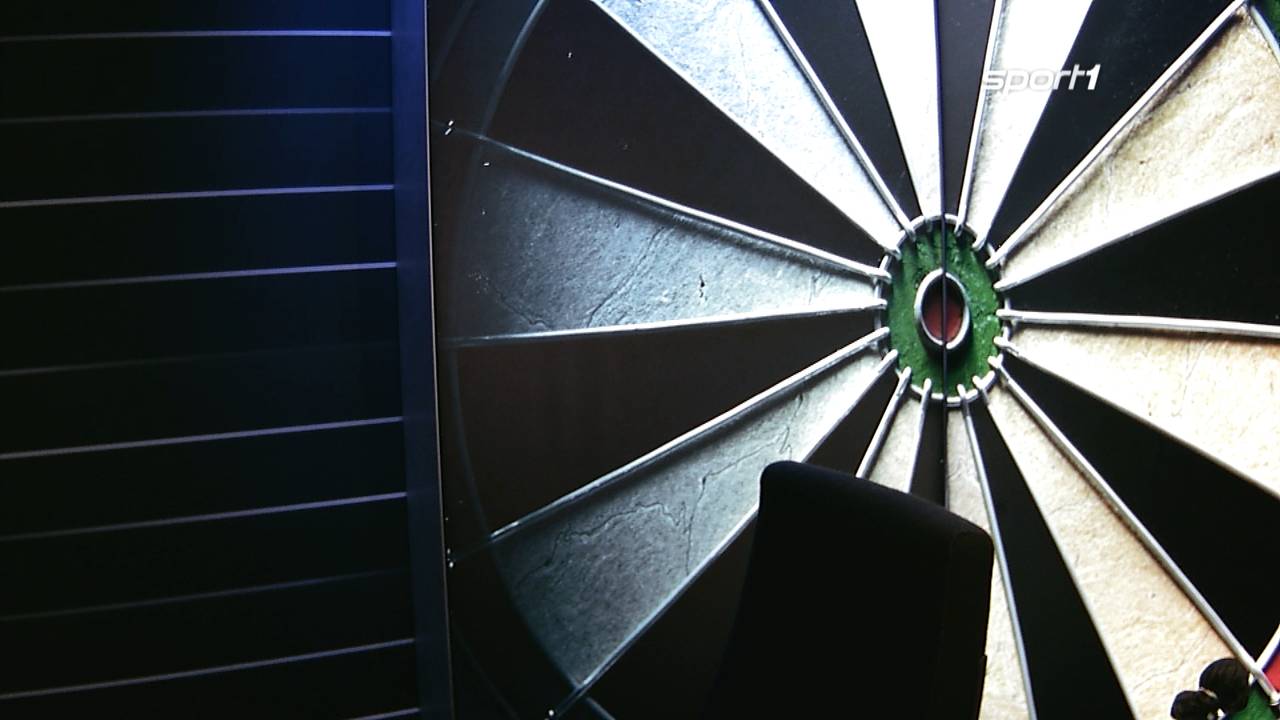 Darts WM 2022: Max Hopp rettet Kommentator Basti Schwele