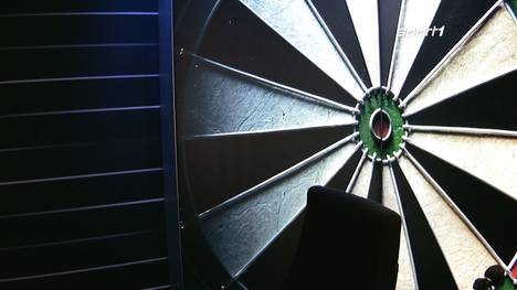 Die Darts-Sendung kann beginnen - aber warum steht in der Kommentatorenkabine nur ein leerer Stuhl? Zum Glück ist der Experte schon da.