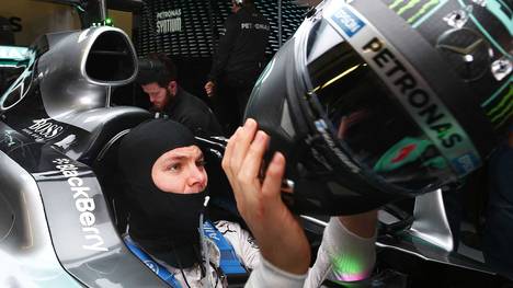 Nico Rosberg sitzt beim Test der Formel 1 in Jerez im Mercedes