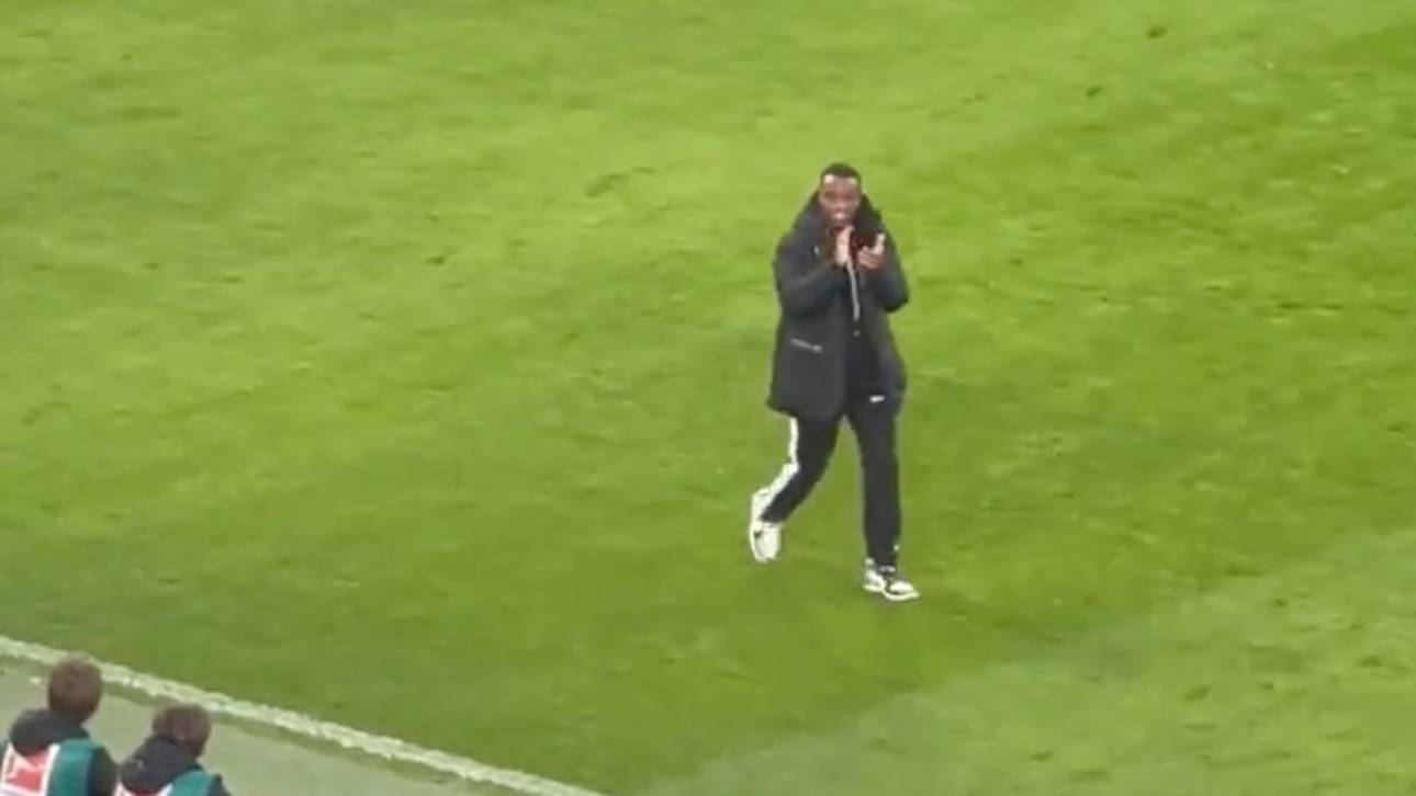 BVB-Fans singen Ständchen für Moukoko