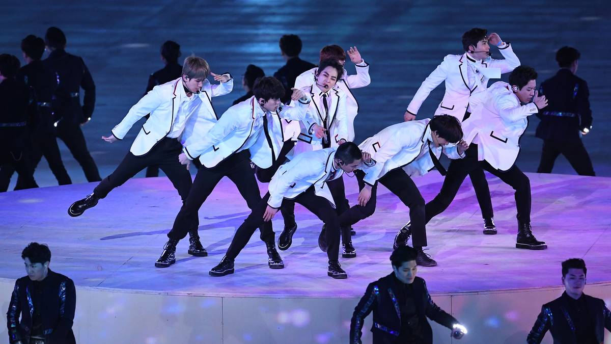 Nach dem Auftritt der koreanischen Band EXO erklärt Thomas Bach die Olympischen Spiele mit den Worten "Danke und auf Wiedersehen Korea" für beendet
