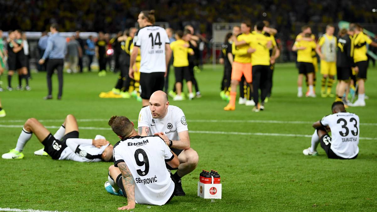 Frankfurt ist hingegen am Boden. Nicht nur der DFB-Pokalsieg wurde verspielt, auch die Teilnahme am Europacup ist in der kommenden Saison nicht mehr möglich